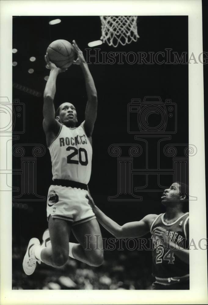 1986 Press Photo Rockets' Steve Harris sails past Suns' Jay Humphries.- Historic Images