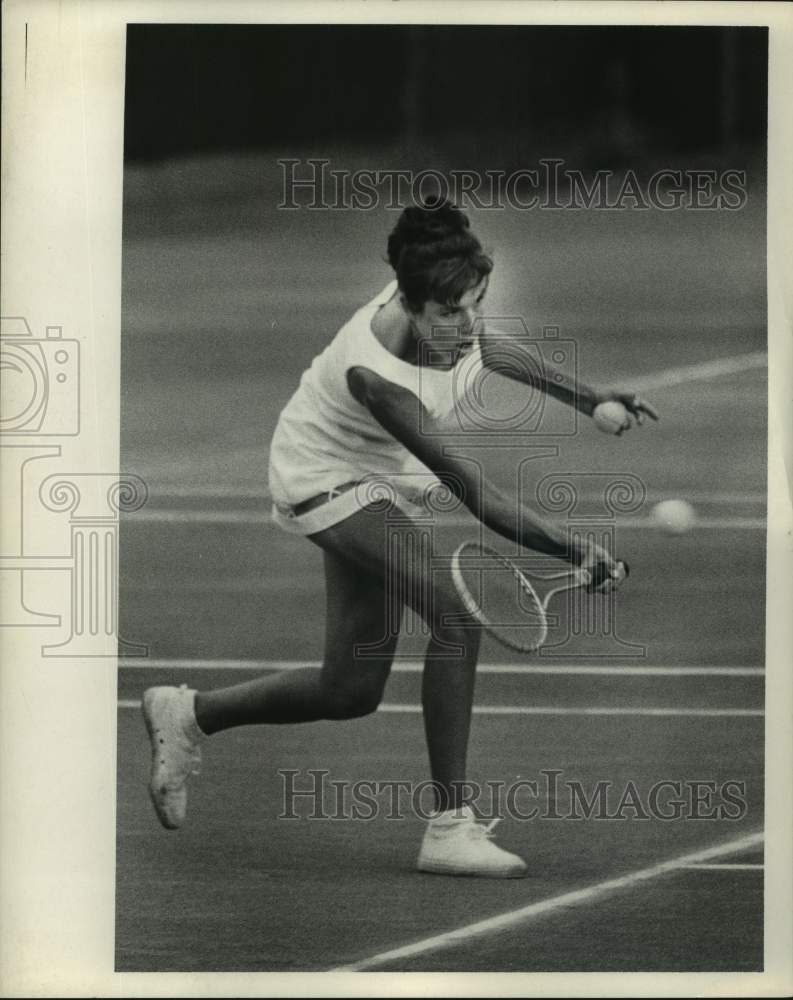 1968 Press Photo Pro tennis player Kathy Harter hits forehand lob return.- Historic Images