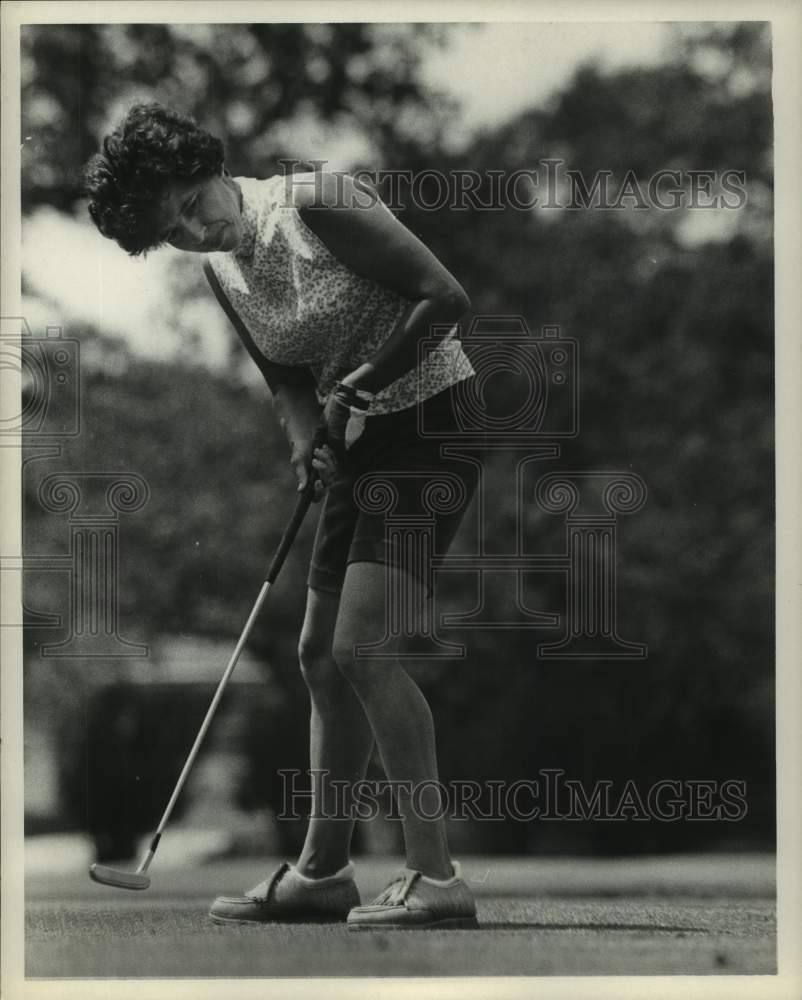 1970 Press Photo Golfer, Mrs. J.B. Haskins watches ball after her putt.- Historic Images