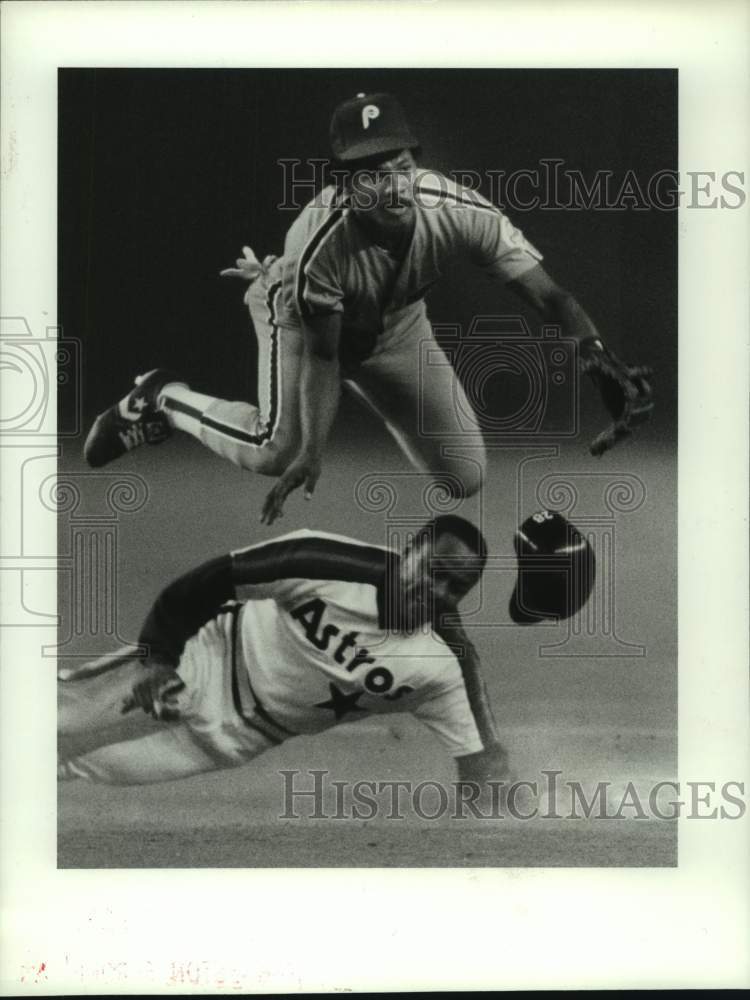 1987 Press Photo Astros' Billy Hatcher slides hard into Phillies Juan Samuel.- Historic Images