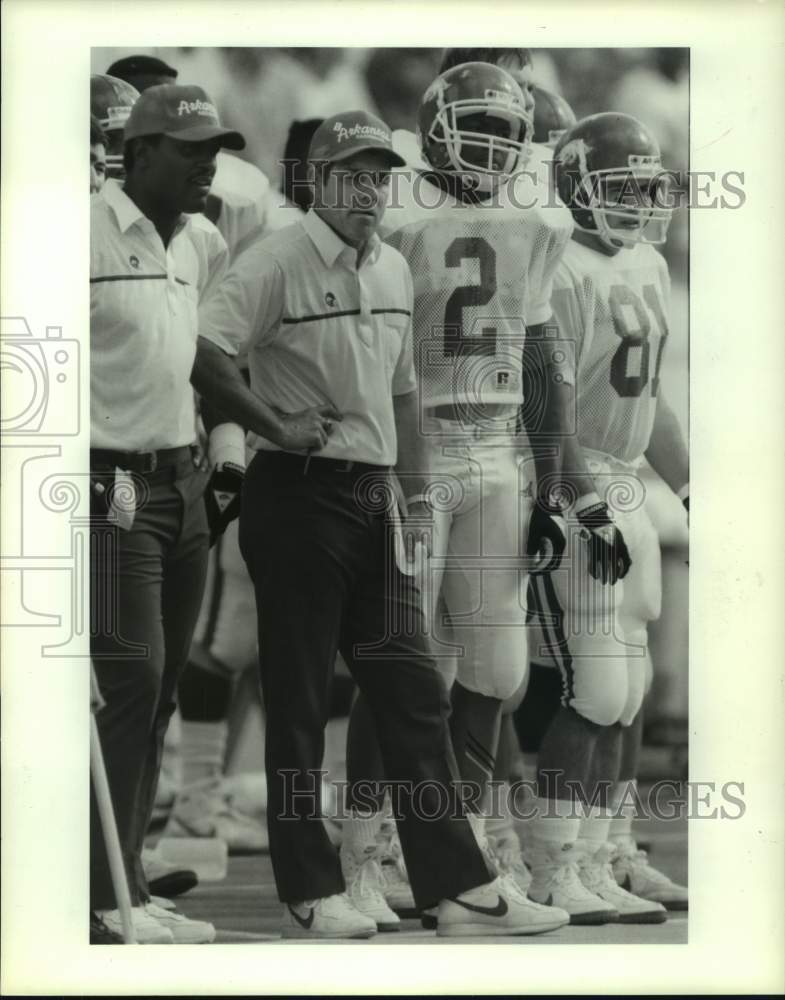 1988 Press Photo Arkansas Ken Hatfield talks with Derek Russell (#2).- Historic Images