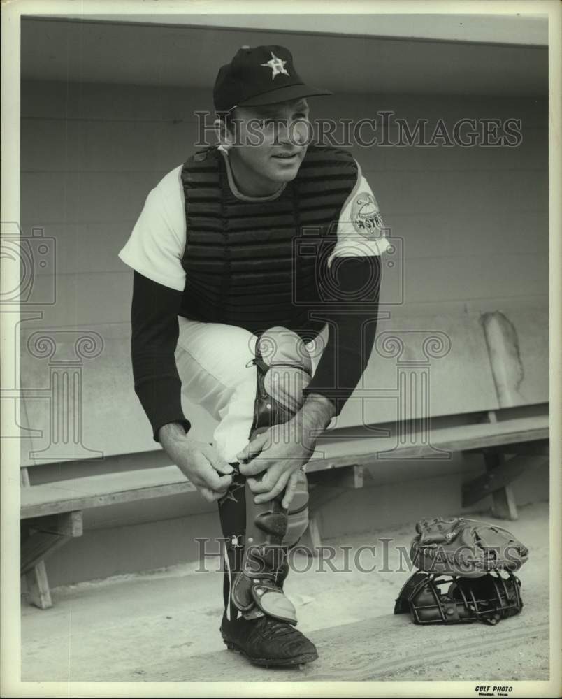 1967 Press Photo Astros&#39; catcher Bill Heath secures shin guards. - hcs17704- Historic Images