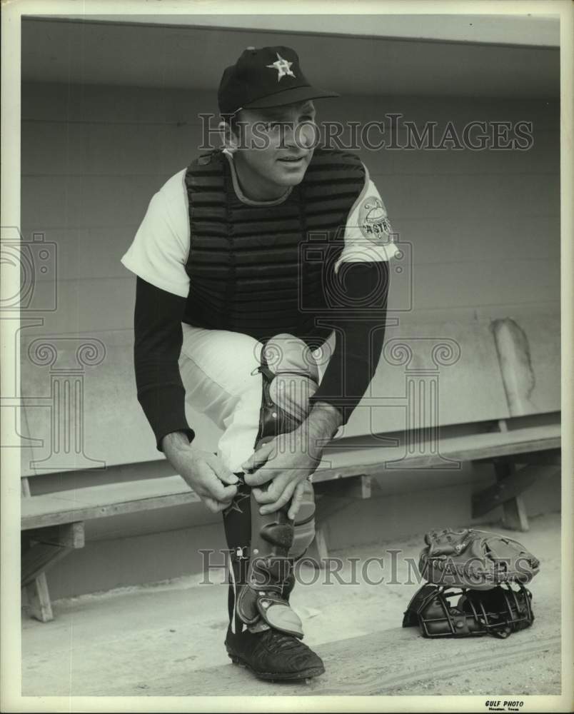 1967 Press Photo Astros' catcher Bill Heath secures shin guards. - hcs17704- Historic Images