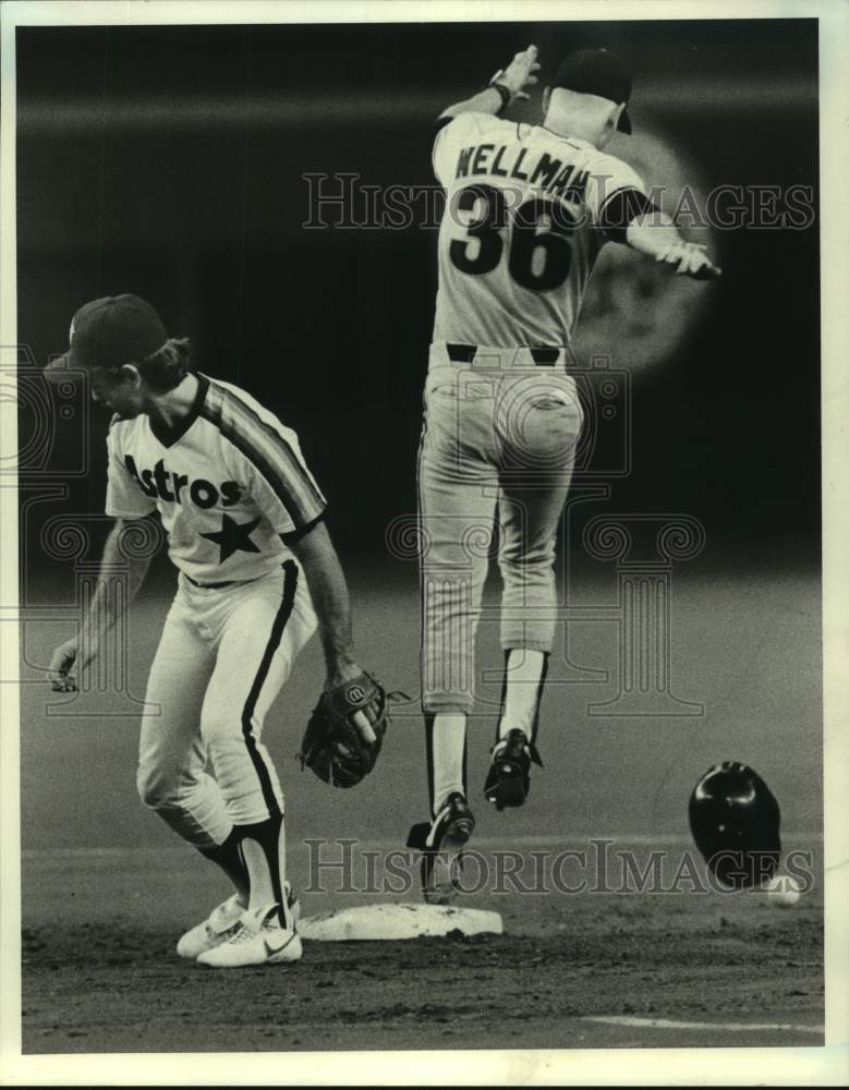 1983 Press Photo Giants' Brad Welman leaps as Astros' Dickie Thon looks for ball- Historic Images