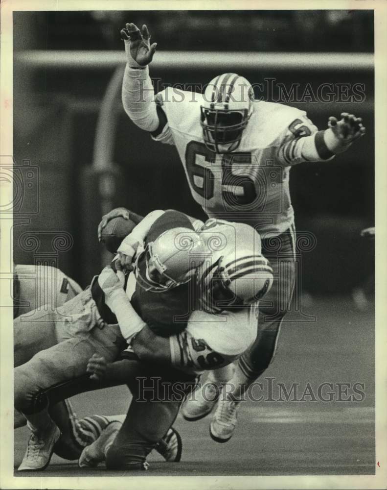 1981 Press Photo Oilers&#39; Ted Washington wraps-up Seahawks&#39; Steve Largent.- Historic Images