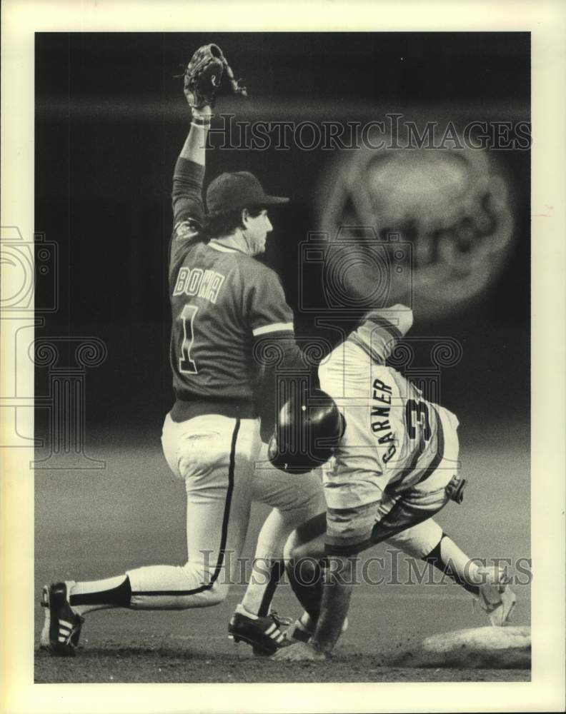 1983 Press Photo Cubs Larry Bowa shows ball after tagging Astros Phil Garner out- Historic Images