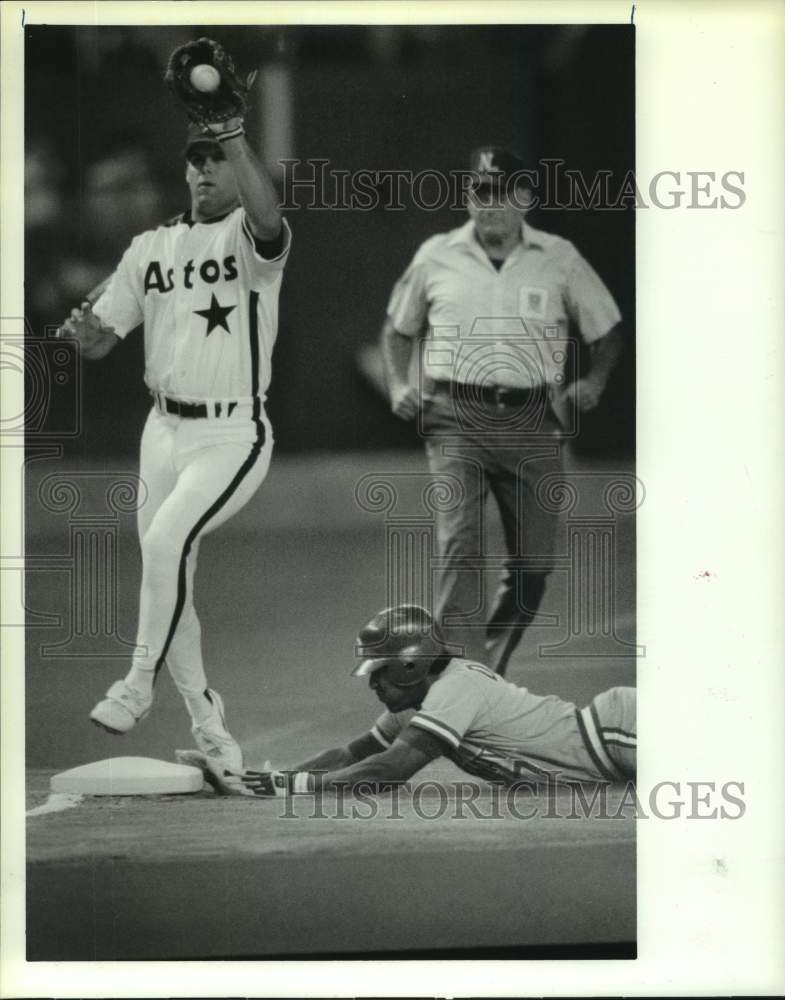 1989 Press Photo Reds Mariano Duncan steals third as Astros Ken Caminiti covers.- Historic Images