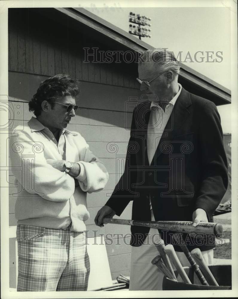 1989 Press Photo Houston Astros&#39; executives chat by a barrel of baseball bats.- Historic Images