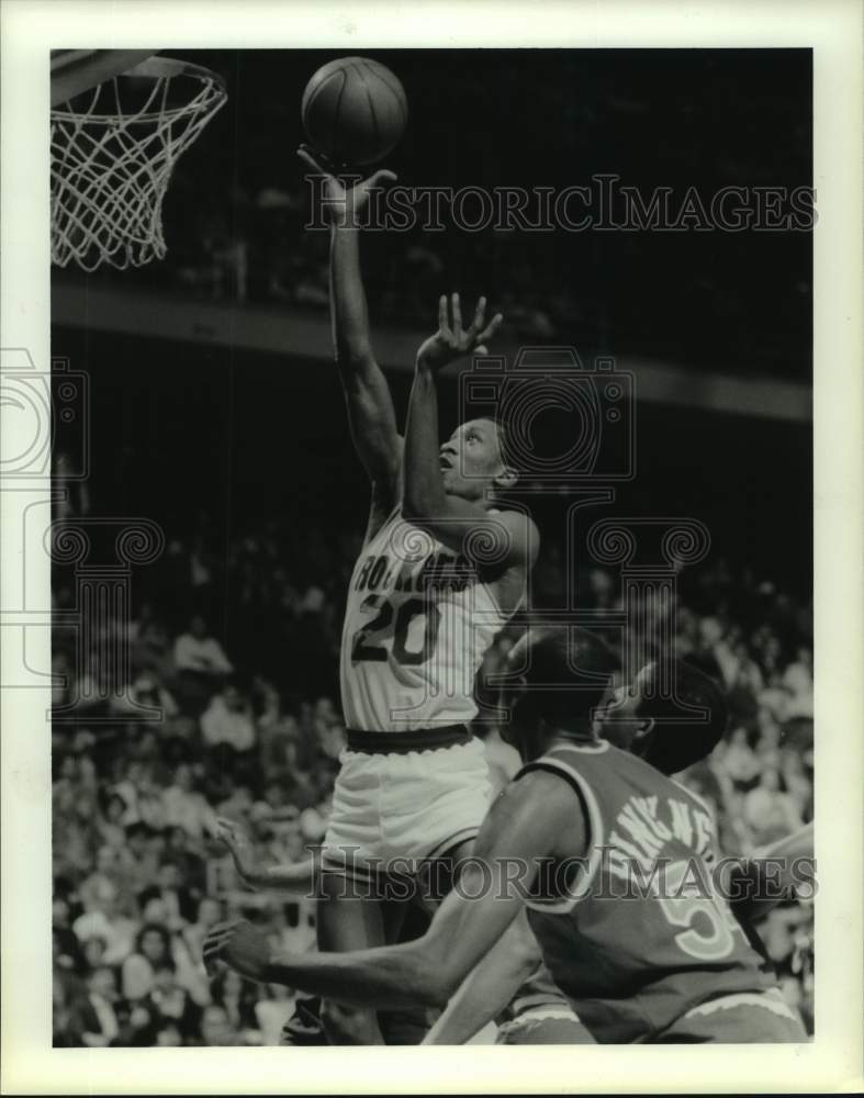 1986 Press Photo Rockets&#39; Steve Harris lays ball in basket on Suns&#39; Ed Pickney.- Historic Images