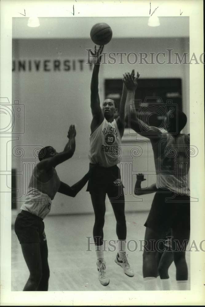 1985 Press Photo Rockets&#39; Steve Harris shoots a jump shot during workout session- Historic Images