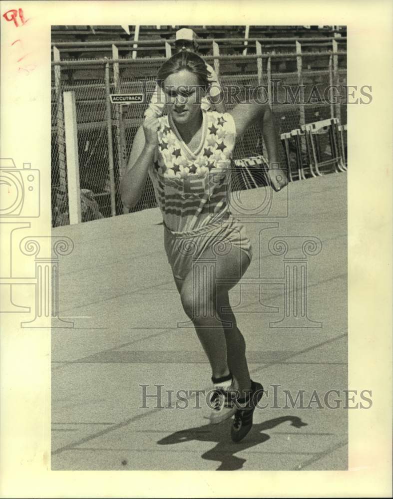 1980 Press Photo Alief Elsik High School track star Chris Meeks on the track.- Historic Images