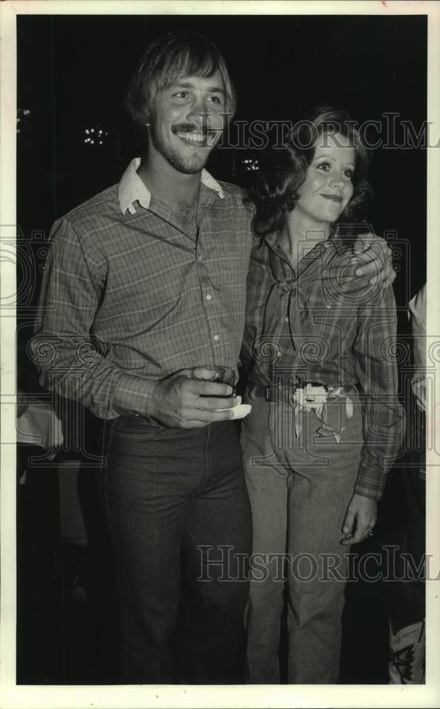 1980 Press Photo Oilers Guido Merkens &amp; wife Vickey show 70&#39;s fashion sense.- Historic Images