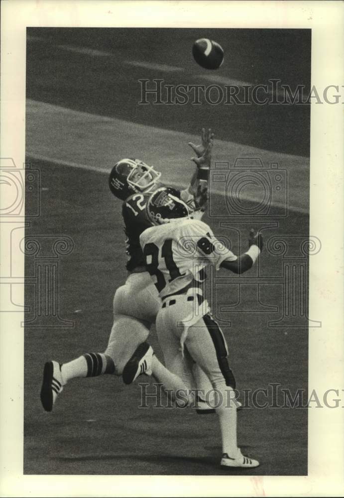 1979 Press Photo Houston&#39;s Kenny Hatfield intercepts Jim Hart pass of Texas Tech- Historic Images