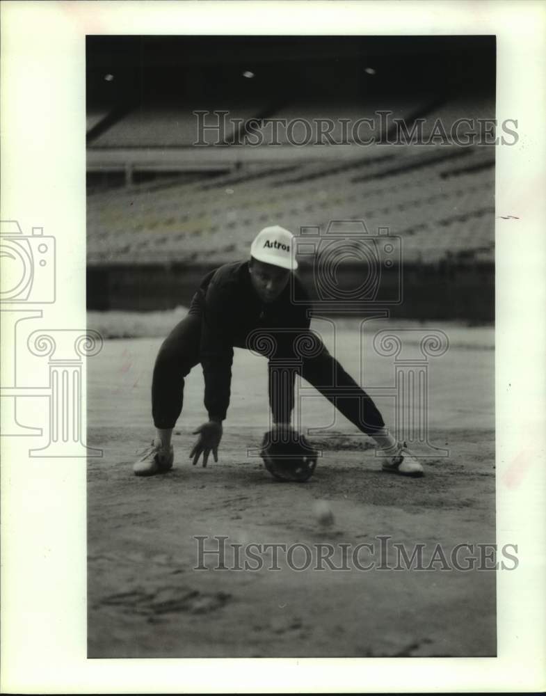 1989 Press Photo Astros&#39; Billy Hatcher practices fielding ground balls.- Historic Images