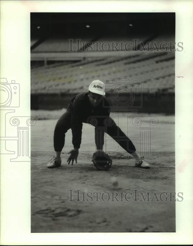 1989 Press Photo Astros' Billy Hatcher practices fielding ground balls.- Historic Images