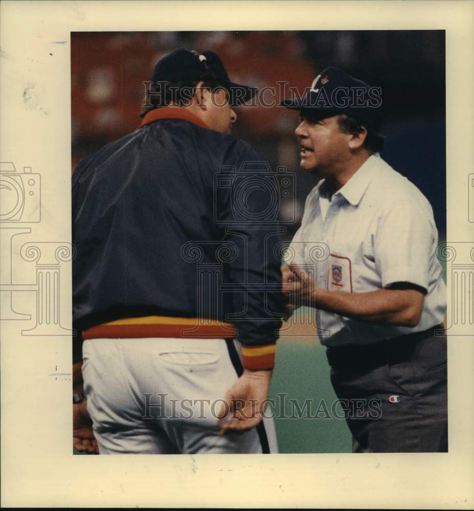 1988 Press Photo Houston Astros baseball coach Marc Hill argues with umpire- Historic Images