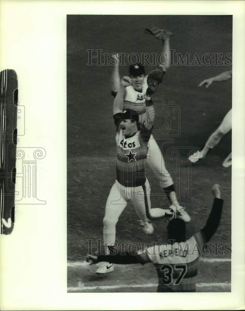 1986 Press Photo Houston Astros baseball players celebrate after victory- Historic Images