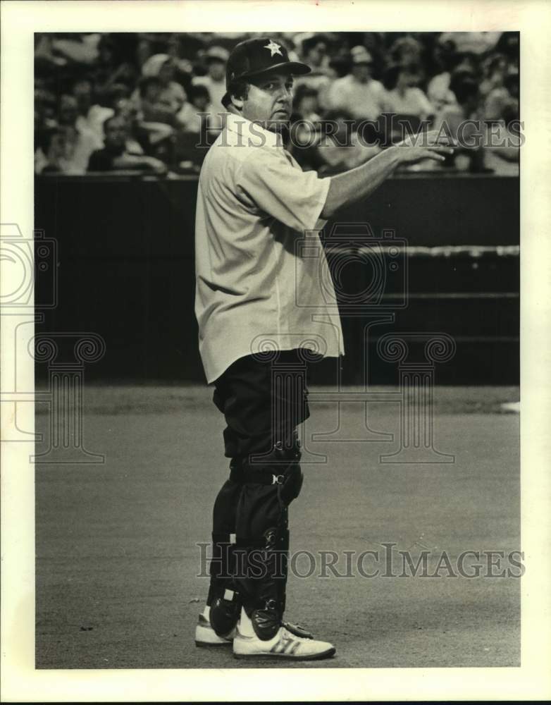 1982 Press Photo Umpire Terry Tata, without his uniform, at Houston Astro game- Historic Images