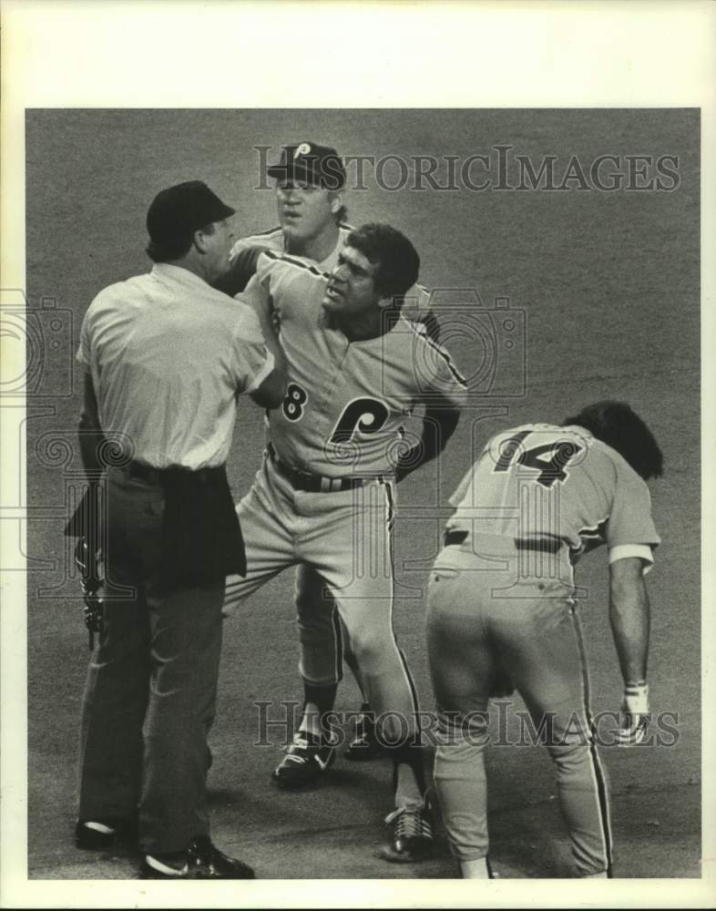 1982 Press Photo Philadelphia Phillies baseball manager Pat Corrales argues call- Historic Images