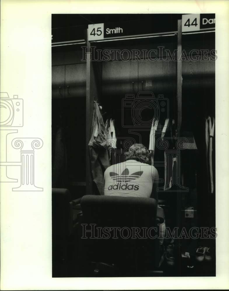 1986 Press Photo Houston Astros baseball player Dave Smith sits by locker- Historic Images