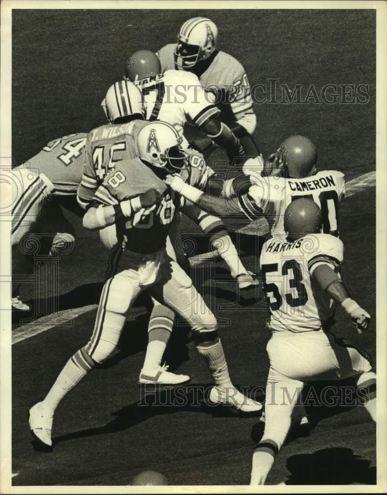 1979 Press Photo Oilers&#39; Rich Caster throws punch at Bengals&#39; Glenn Cameron- Historic Images