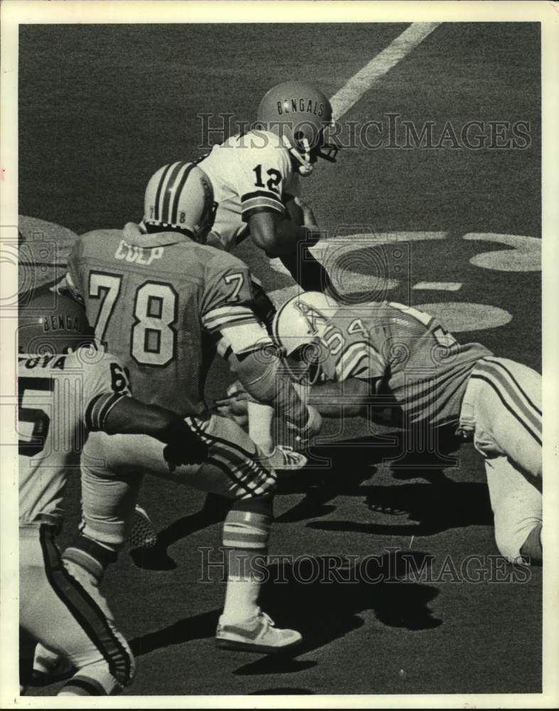 1980 Press Photo Bengals&#39; Jack Thompson gets sacked by Oilers&#39; Gregg Bingham.- Historic Images