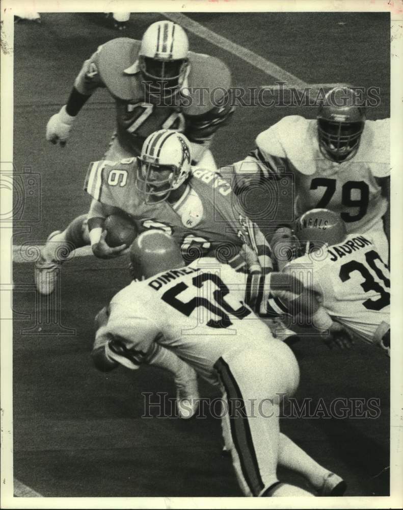 1979 Press Photo Oilers Rob Carpenter runs for nine before Bengals wrap him up.- Historic Images