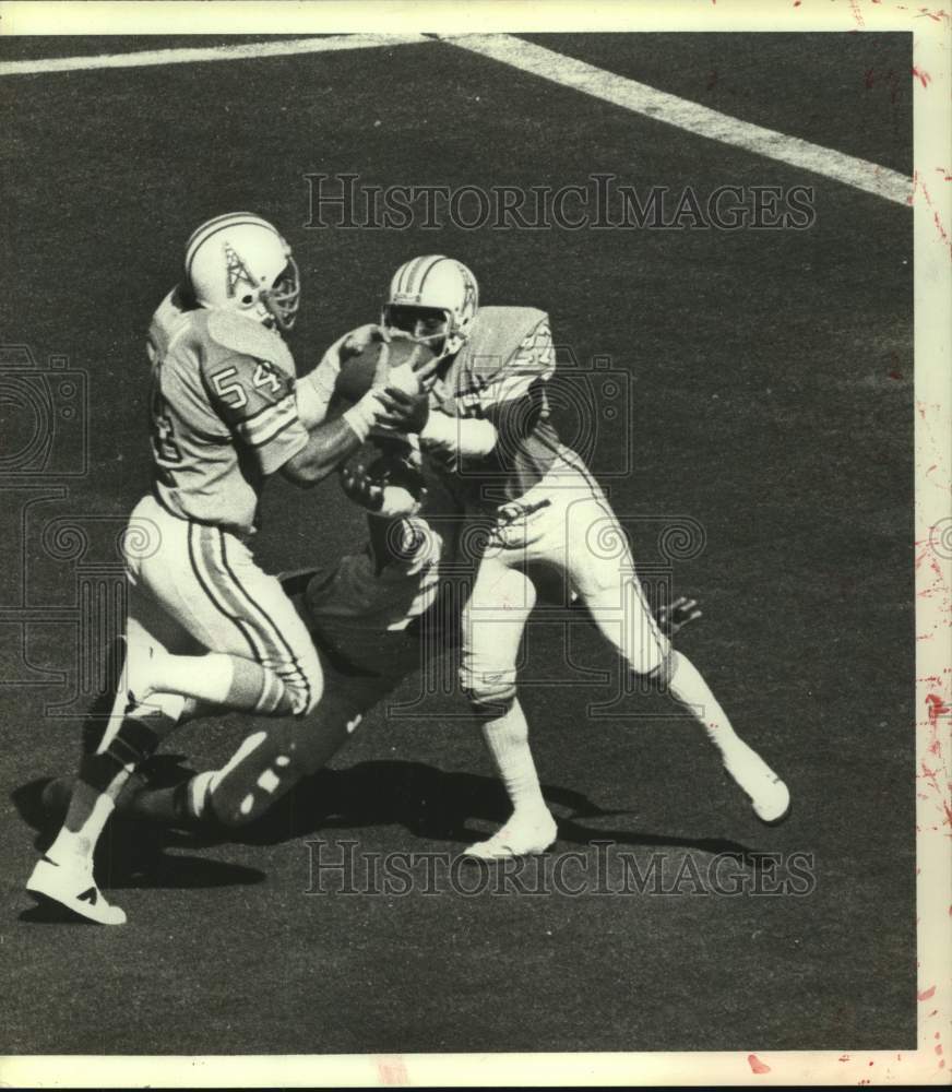 1979 Press Photo Oilers&#39; Gregg Bingham and Greg Stemrick try to intercept pass.- Historic Images