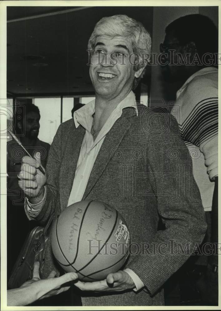 1981 Press Photo Houston Rockets basketball Del Harris signs basketball- Historic Images