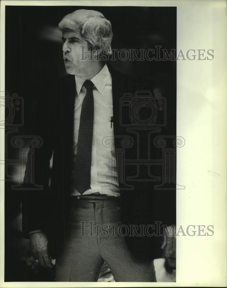 1981 Press Photo Houston Rockets basketball coach Del Harris reacts during game- Historic Images