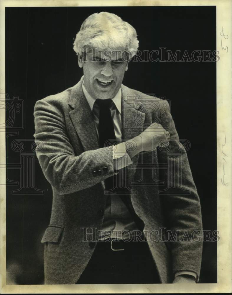 1982 Press Photo Houston Rockets basketball coach Del Harris pumps fist in game- Historic Images