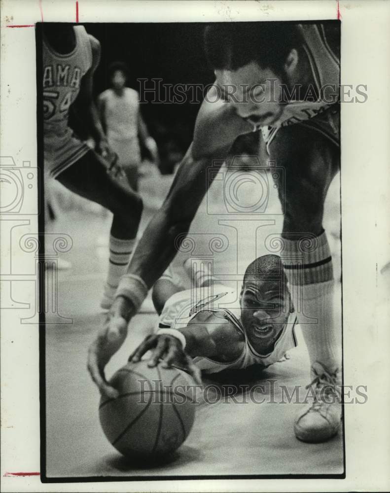 1976 Press Photo Houston&#39;s Mike Schultz dives for loose ball against Lamar.- Historic Images