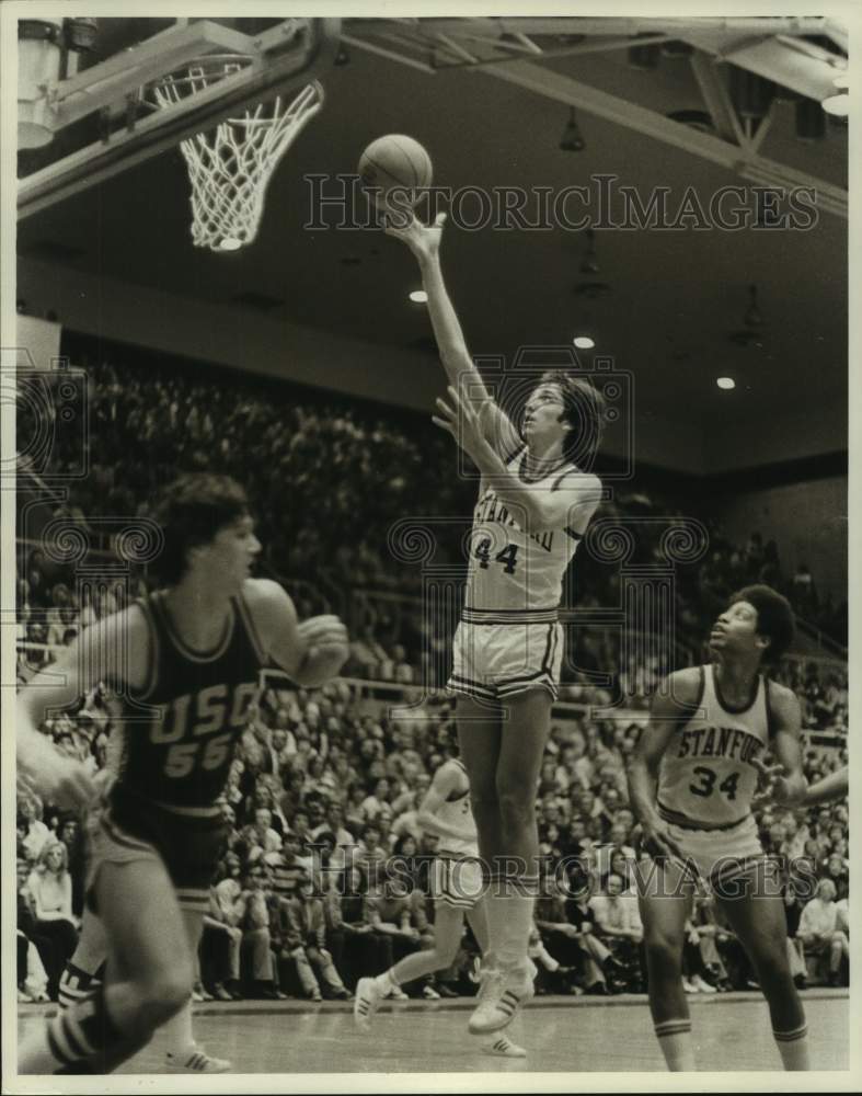 1977 Press Photo Stanford basketball forward Ed Schweitzer shoots ball in game- Historic Images