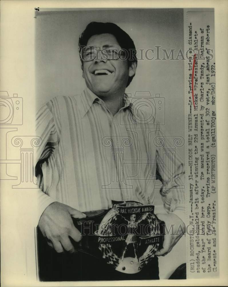 1972 Press Photo Golfer lee Trevino dons Hickok Award belt after winning award.- Historic Images