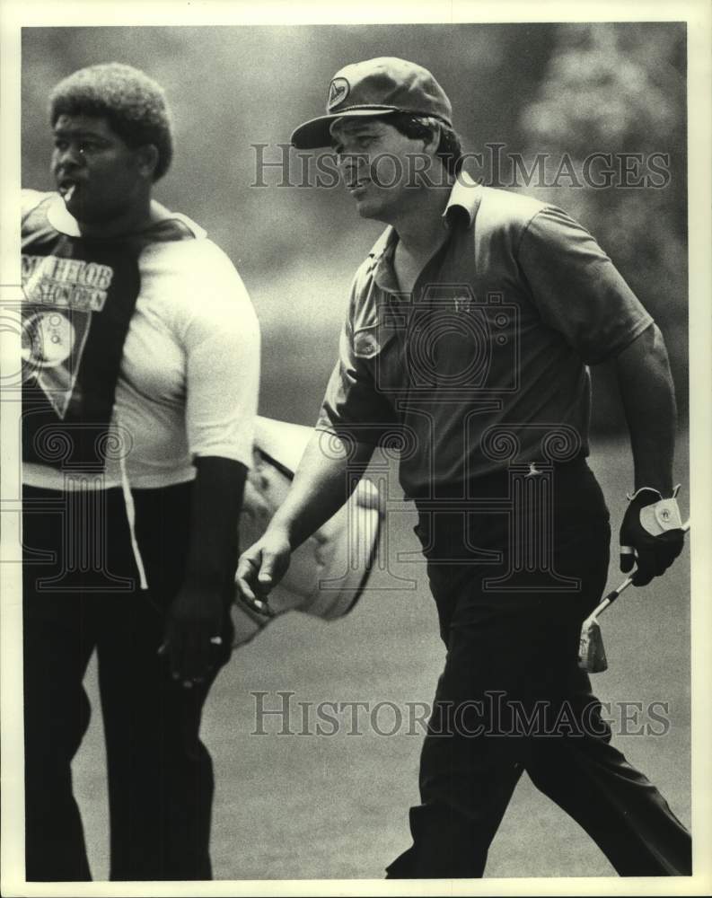 1980 Press Photo Professional golfer Lee Trevino and his caddy walk fairway.- Historic Images