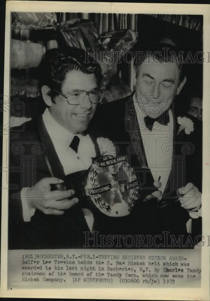 1972 Press Photo Pro golfer Lee Trevino receives Hickok Award from Charles Tandy- Historic Images