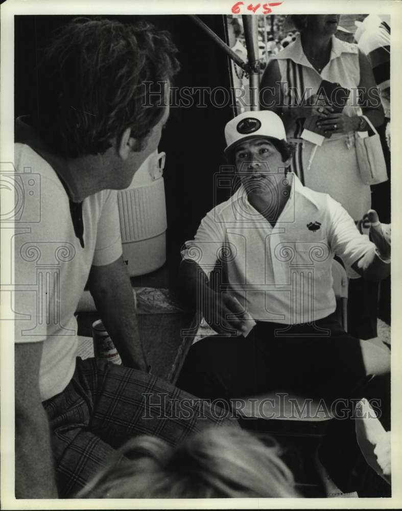 1977 Press Photo Lee Trevino & Andy Williams chat during break in golf game.- Historic Images