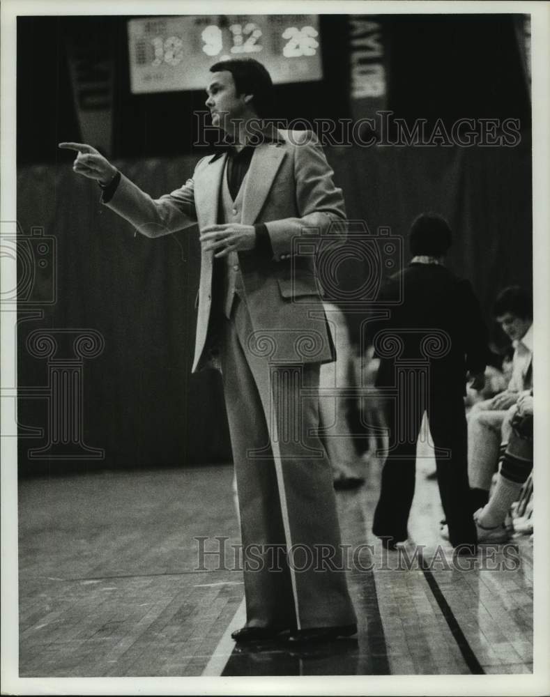 1976 Press Photo Rice University head basketball coach Mike Schuler. - hcs17976- Historic Images