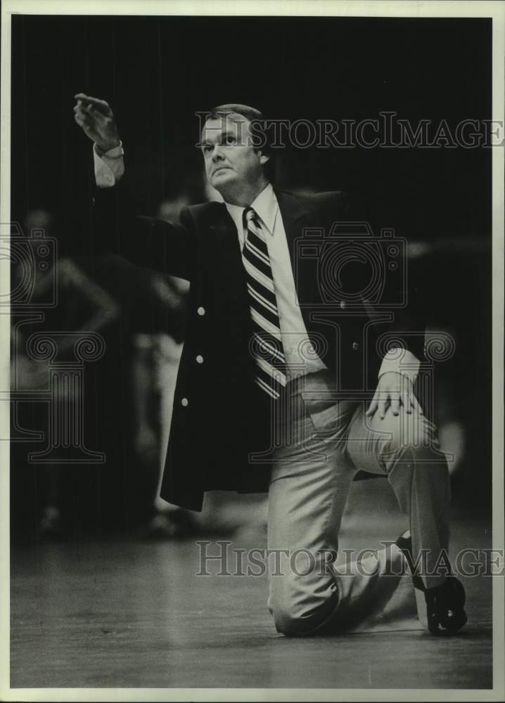 1981 Press Photo Rice University head basketball coach Mike Schuler directs team- Historic Images