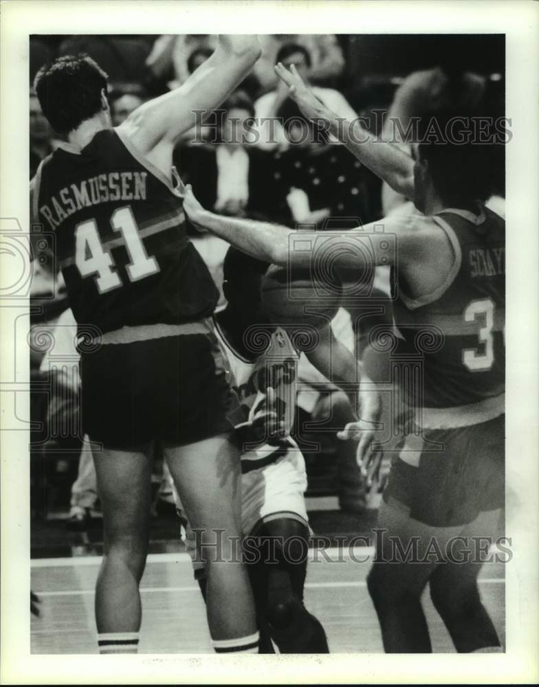 1989 Press Photo Nuggets&#39; Rasmussen and Schayes double-team Rockets&#39; Thorpe.- Historic Images