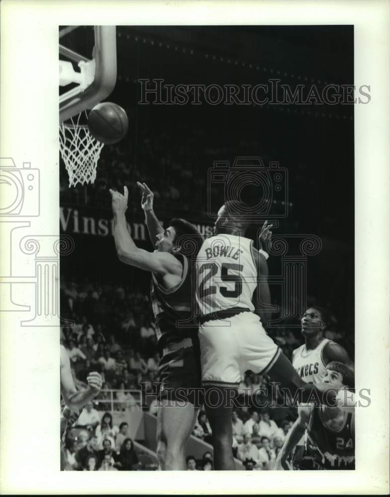 1989 Press Photo Rockets' Anthony Bowie contests Nuggets' Todd Lichti's layup.- Historic Images