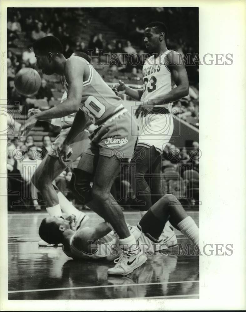 1989 Press Photo Kings Kenny Smith bowls over Rockets John Lucas going to basket- Historic Images