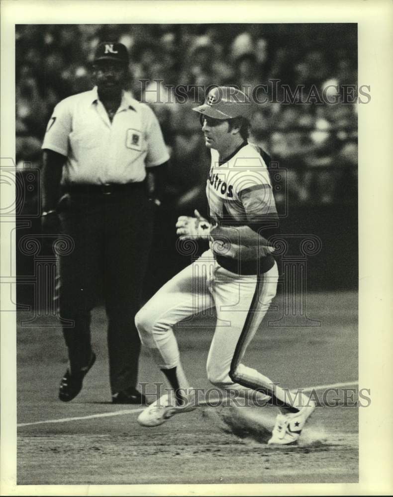 1981 Press Photo Houston Astros baseball player Craig Reynolds rounds third base- Historic Images