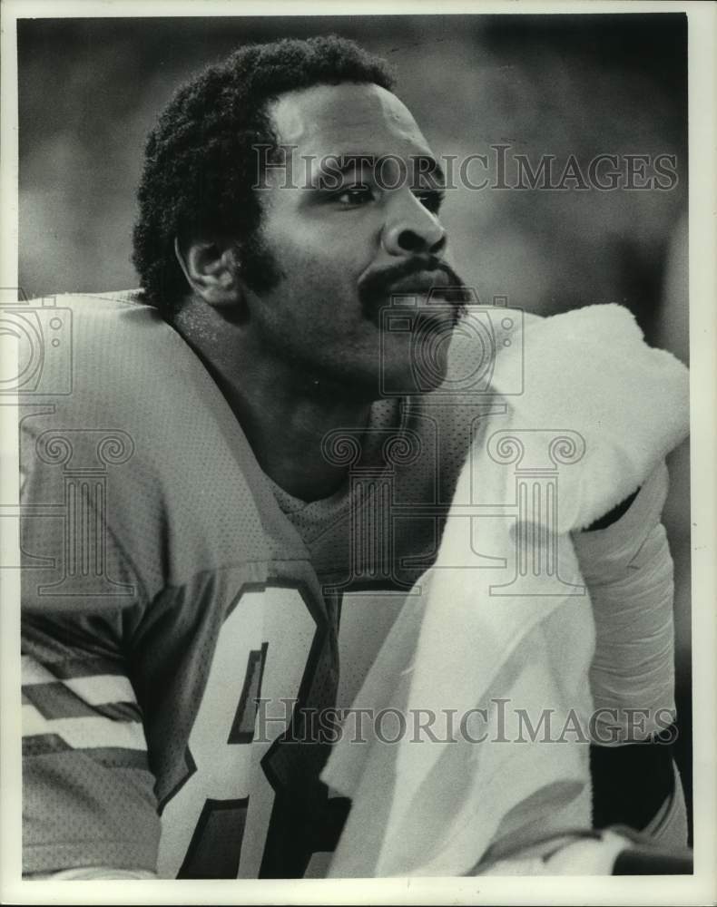 1976 Press Photo Houston Oilers football player Tody Smith wipes face with towel- Historic Images