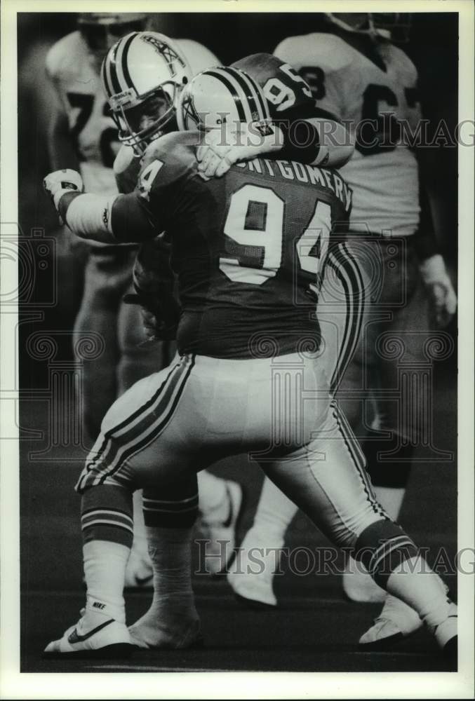 1989 Press Photo Houston Oilers football players Fuller and Montgomery hug- Historic Images