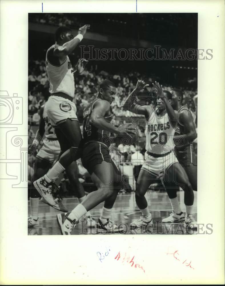 1987 Press Photo Houston Rockets basketball player Akeem Olajuwon guards Piston- Historic Images