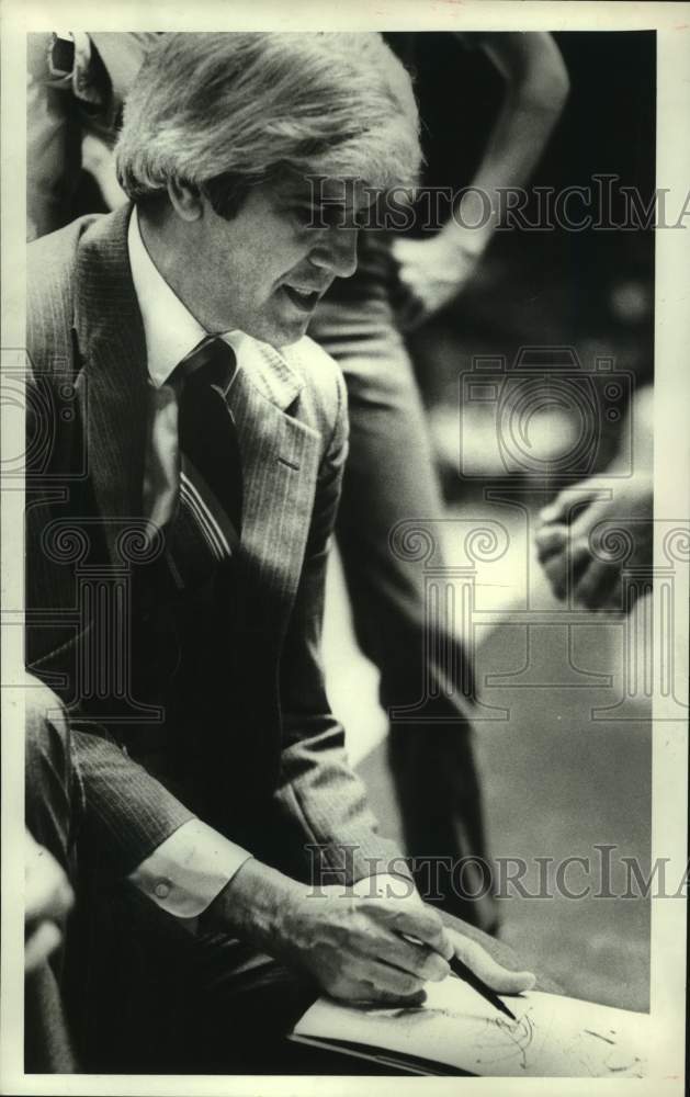 1980 Press Photo Houston Rockets basketball coach Del Harris diagrams a play- Historic Images