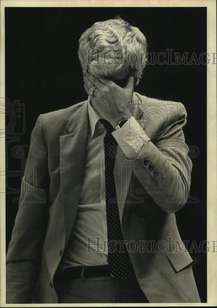 1981 Press Photo Houston Rockets basketball coach Del Harris covers face in game- Historic Images