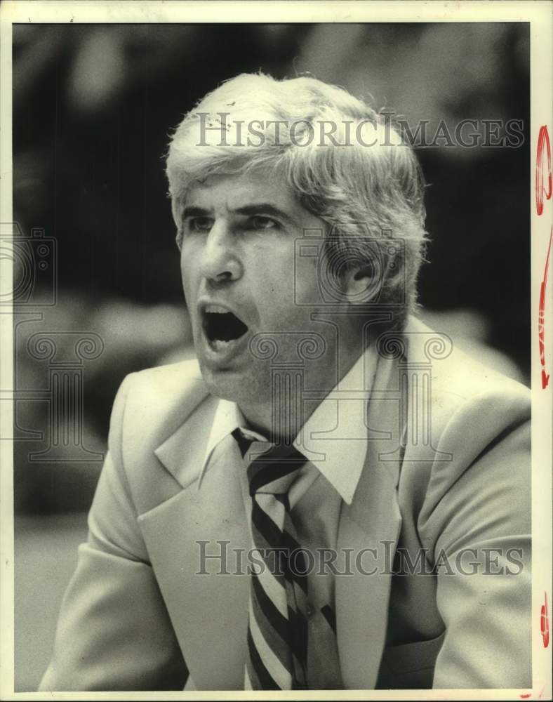 1979 Press Photo Houston Rockets basketball coach Del Harris yells during a game- Historic Images