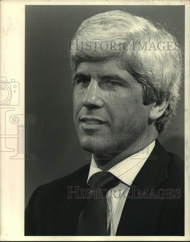 1979 Press Photo Houston Rockets basketball coach Del Harris sits for portrait- Historic Images